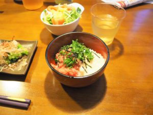 Chirashi-Sushi mit Lachs