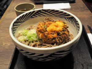 Kalte Soba-Nudeln mit Gemüse-Tempura