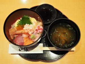 Gemischtes Chirashi-Sushi im Omicho-Markt