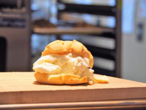 Melon-Pan-Eis: Warmes, weiches Brot mit Streuseln, das mit Eis gefüllt wird. Super-Idee!